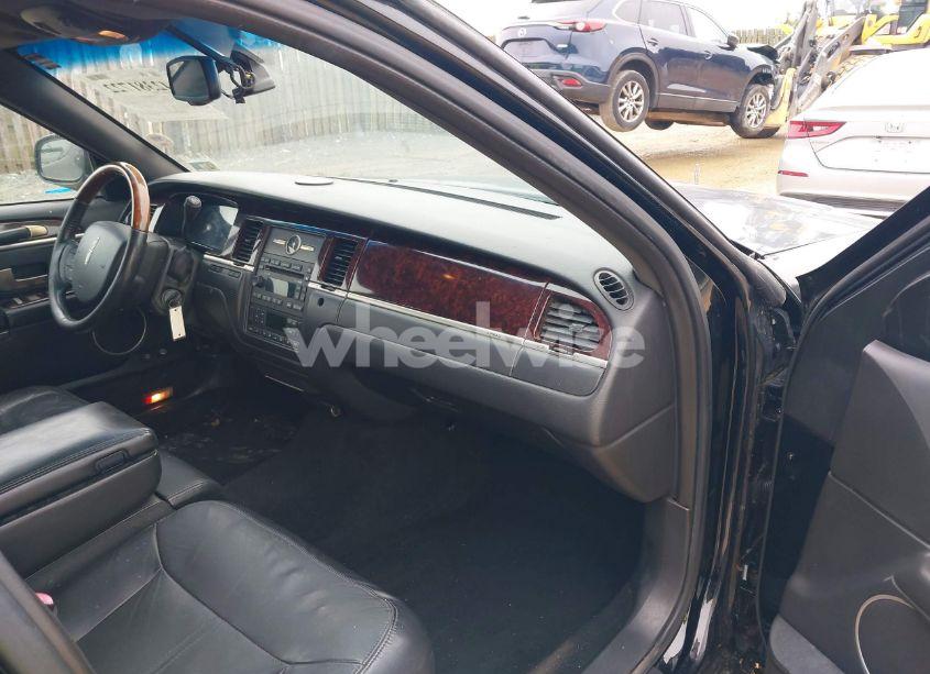 Photo 5 of 2010 Lincoln Town CAR SIGNATURE LIMITED (VIN 2LNBL8CV0AX752950)