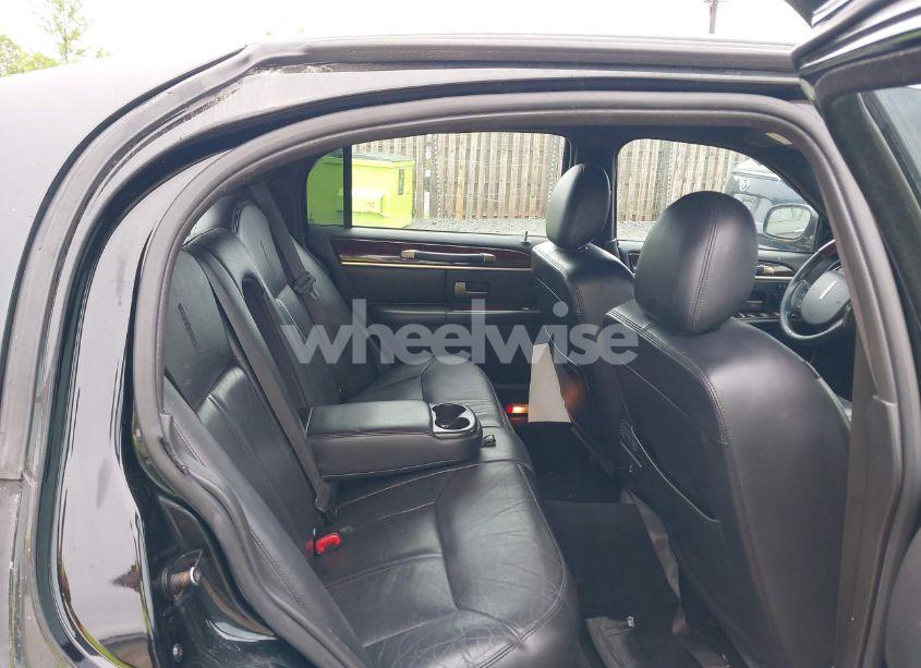 Photo 8 of 2010 Lincoln Town CAR SIGNATURE LIMITED (VIN 2LNBL8CV0AX752950)