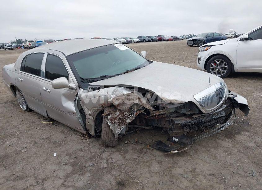 2010 Lincoln Town CAR SIGNATURE LIMITED (VIN 2LNBL8CV1AX631246) main photo