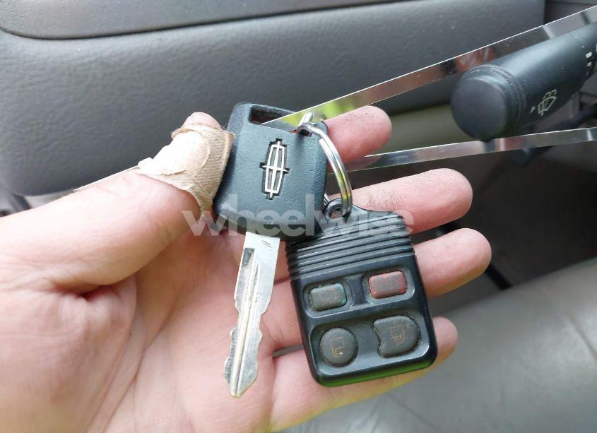 Photo 11 of 2010 Lincoln Town CAR SIGNATURE LIMITED (VIN 2LNBL8CV1AX631246)