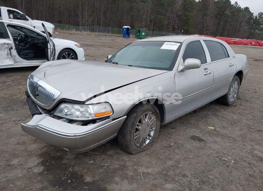 Photo 2 of 2010 Lincoln Town CAR SIGNATURE LIMITED (VIN 2LNBL8CV1AX631246)