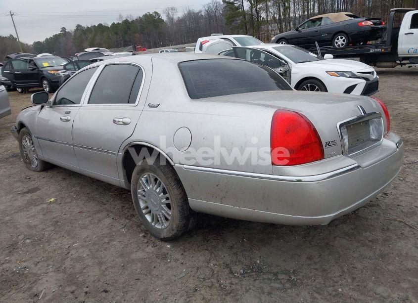 Photo 3 of 2010 Lincoln Town CAR SIGNATURE LIMITED (VIN 2LNBL8CV1AX631246)