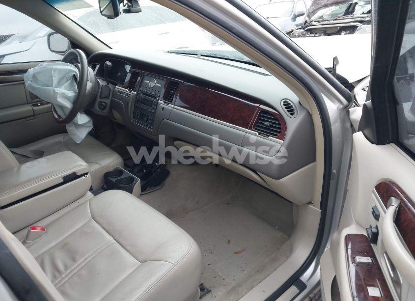 Photo 5 of 2010 Lincoln Town CAR SIGNATURE LIMITED (VIN 2LNBL8CV1AX631246)