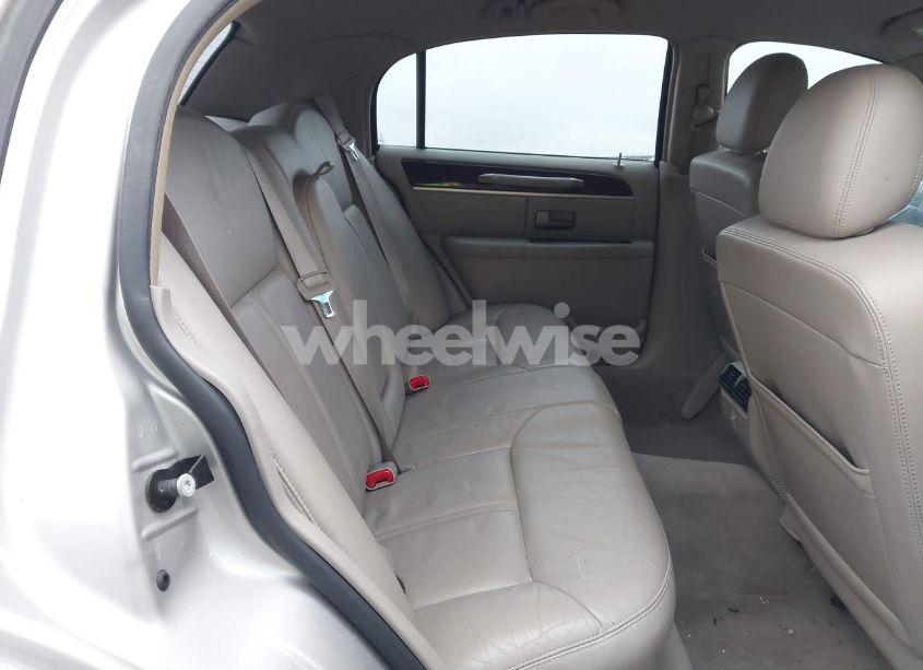 Photo 8 of 2010 Lincoln Town CAR SIGNATURE LIMITED (VIN 2LNBL8CV1AX631246)