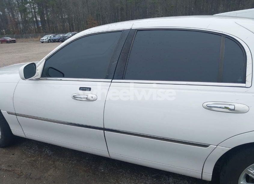 Photo 14 of 2010 Lincoln Town CAR SIGNATURE LIMITED (VIN 2LNBL8CV2AX620868)