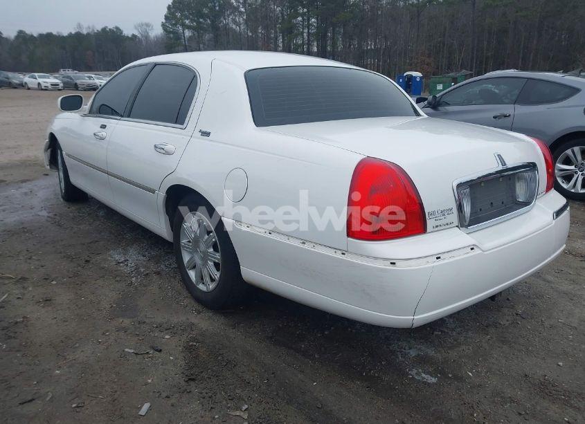 Photo 3 of 2010 Lincoln Town CAR SIGNATURE LIMITED (VIN 2LNBL8CV2AX620868)