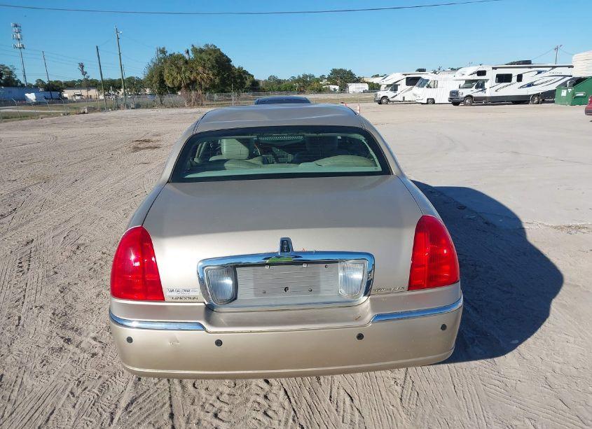 Photo 16 of 2011 Lincoln Town CAR SIGNATURE LIMITED (VIN 2LNBL8CV2BX757794)