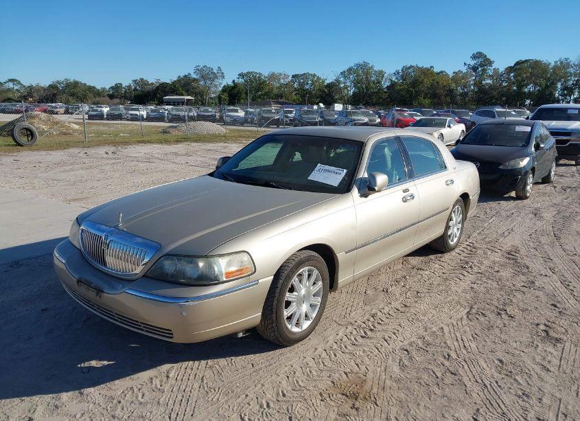 Photo 2 of 2011 Lincoln Town CAR SIGNATURE LIMITED (VIN 2LNBL8CV2BX757794)