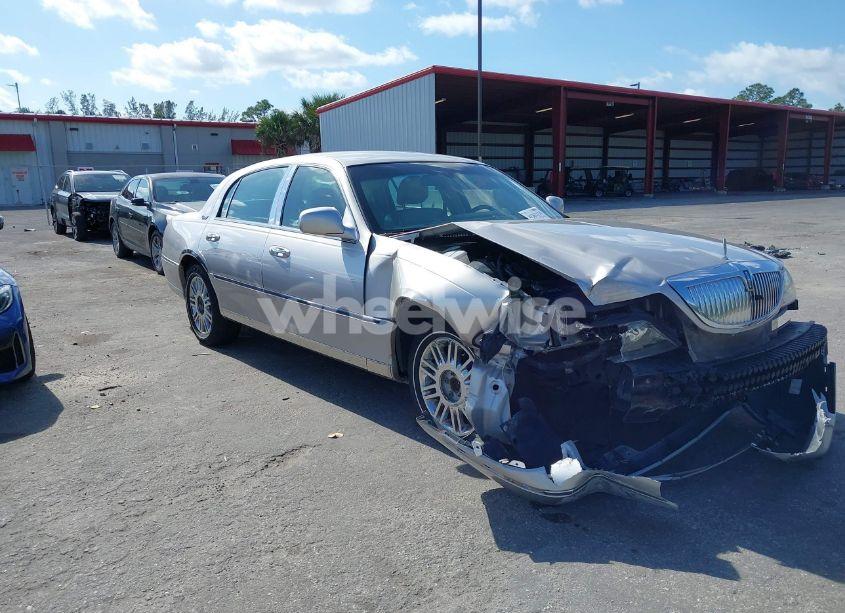 2010 Lincoln Town CAR SIGNATURE LIMITED (VIN 2LNBL8CV8AX614492) main photo