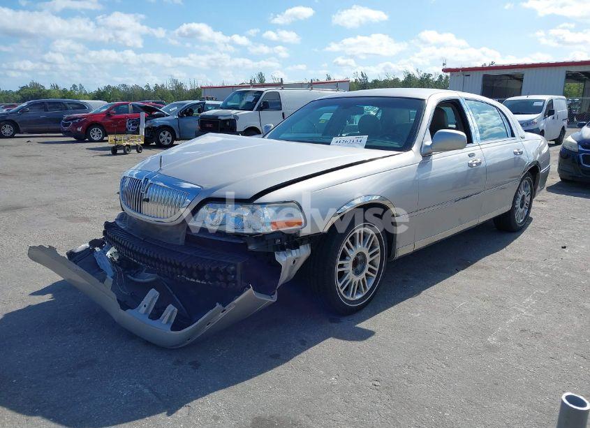 Photo 2 of 2010 Lincoln Town CAR SIGNATURE LIMITED (VIN 2LNBL8CV8AX614492)