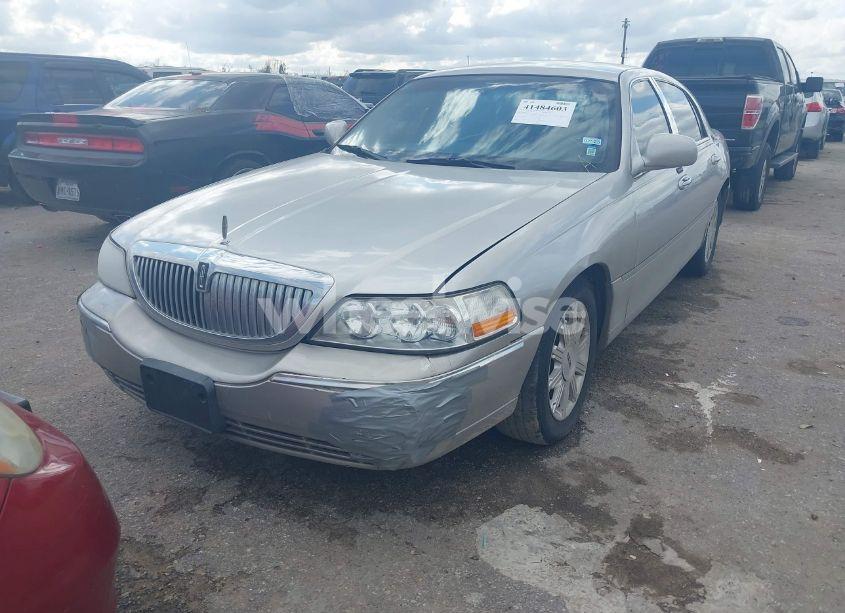 Photo 2 of 2010 Lincoln Town CAR SIGNATURE LIMITED (VIN 2LNBL8CV9AX610452)