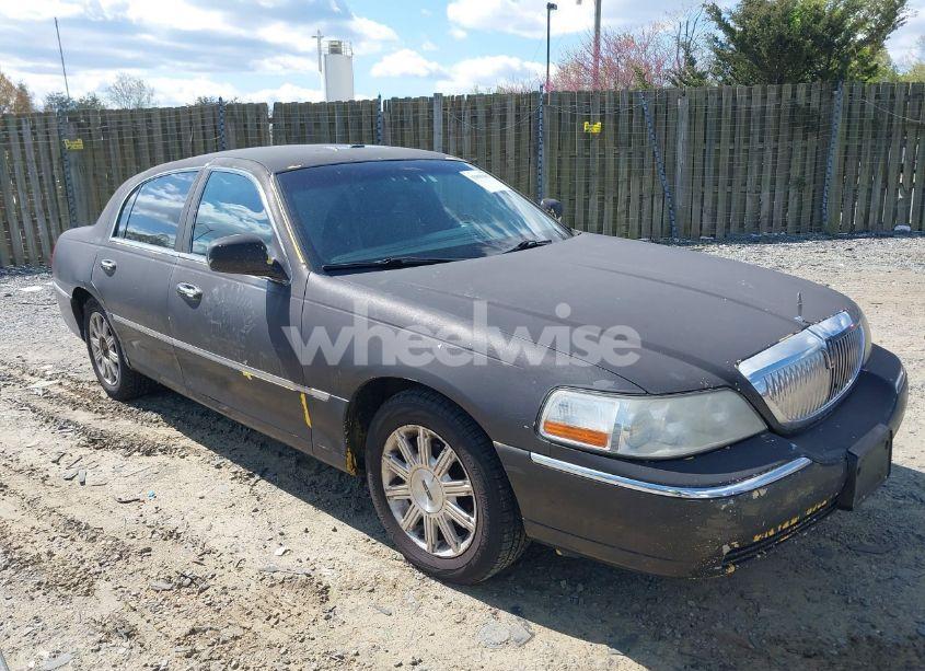 2010 Lincoln Town CAR SIGNATURE LIMITED (VIN 2LNBL8CVXAX615692) main photo