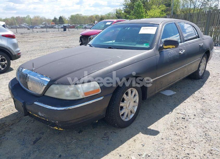 Photo 2 of 2010 Lincoln Town CAR SIGNATURE LIMITED (VIN 2LNBL8CVXAX615692)