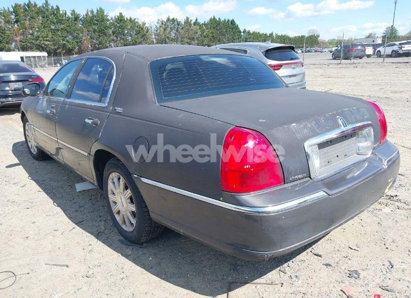 Photo 3 of 2010 Lincoln Town CAR SIGNATURE LIMITED (VIN 2LNBL8CVXAX615692)