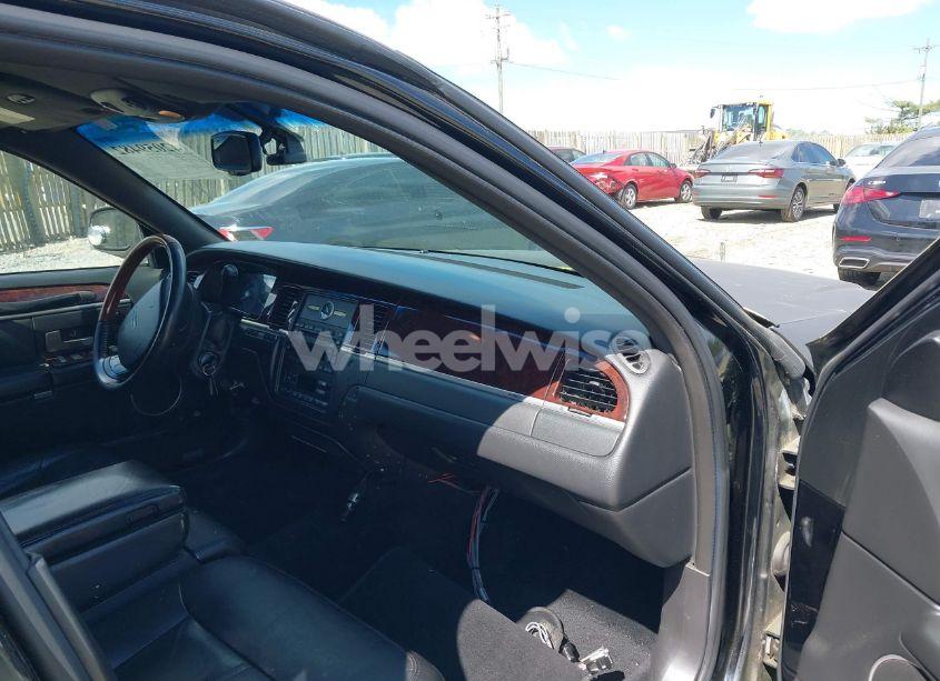 Photo 5 of 2010 Lincoln Town CAR SIGNATURE LIMITED (VIN 2LNBL8CVXAX615692)