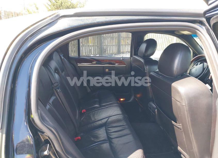 Photo 8 of 2010 Lincoln Town CAR SIGNATURE LIMITED (VIN 2LNBL8CVXAX615692)