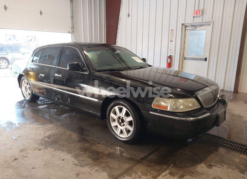 2011 Lincoln Town CAR EXECUTIVE L (VIN 2LNBL8EV0BX762795) main photo