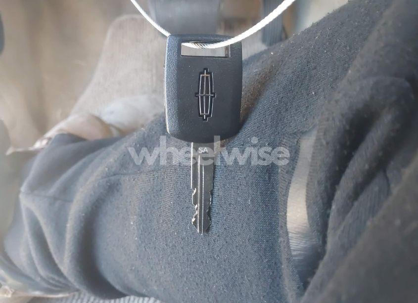 Photo 11 of 2009 Lincoln Town CAR SIGNATURE LIMITED (VIN 2LNHM82V49X624053)