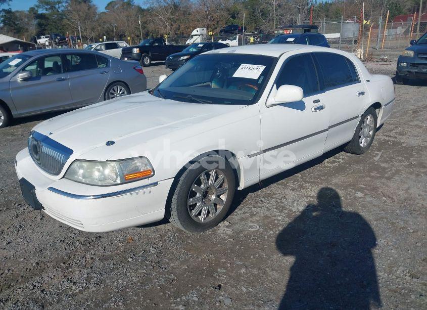 Photo 2 of 2009 Lincoln Town CAR SIGNATURE LIMITED (VIN 2LNHM82V49X624053)