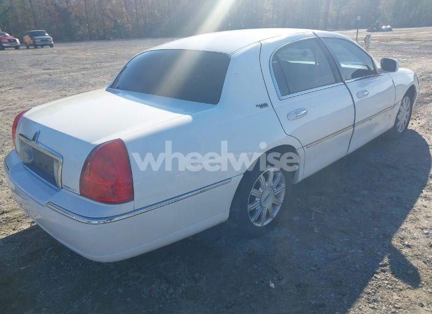 Photo 4 of 2009 Lincoln Town CAR SIGNATURE LIMITED (VIN 2LNHM82V49X624053)