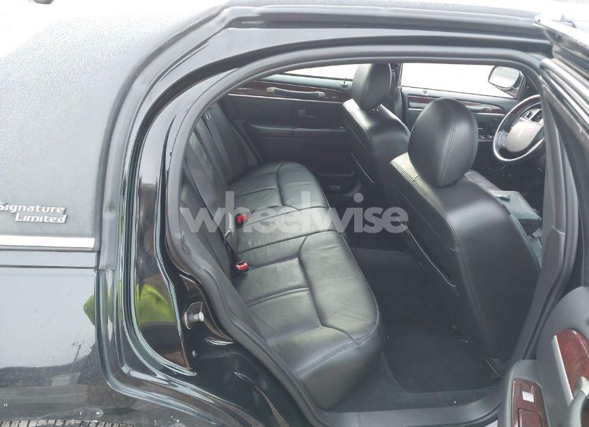 Photo 8 of 2009 Lincoln Town CAR SIGNATURE LIMITED (VIN 2LNHM82V69X608971)