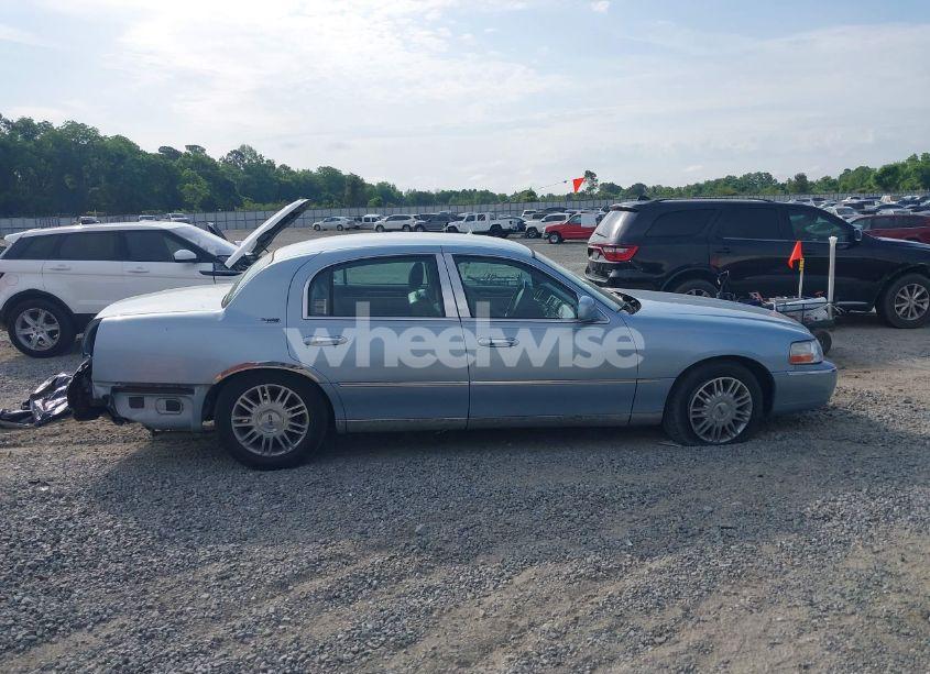 Photo 13 of 2009 Lincoln Town CAR SIGNATURE LIMITED (VIN 2LNHM82V69X627696)