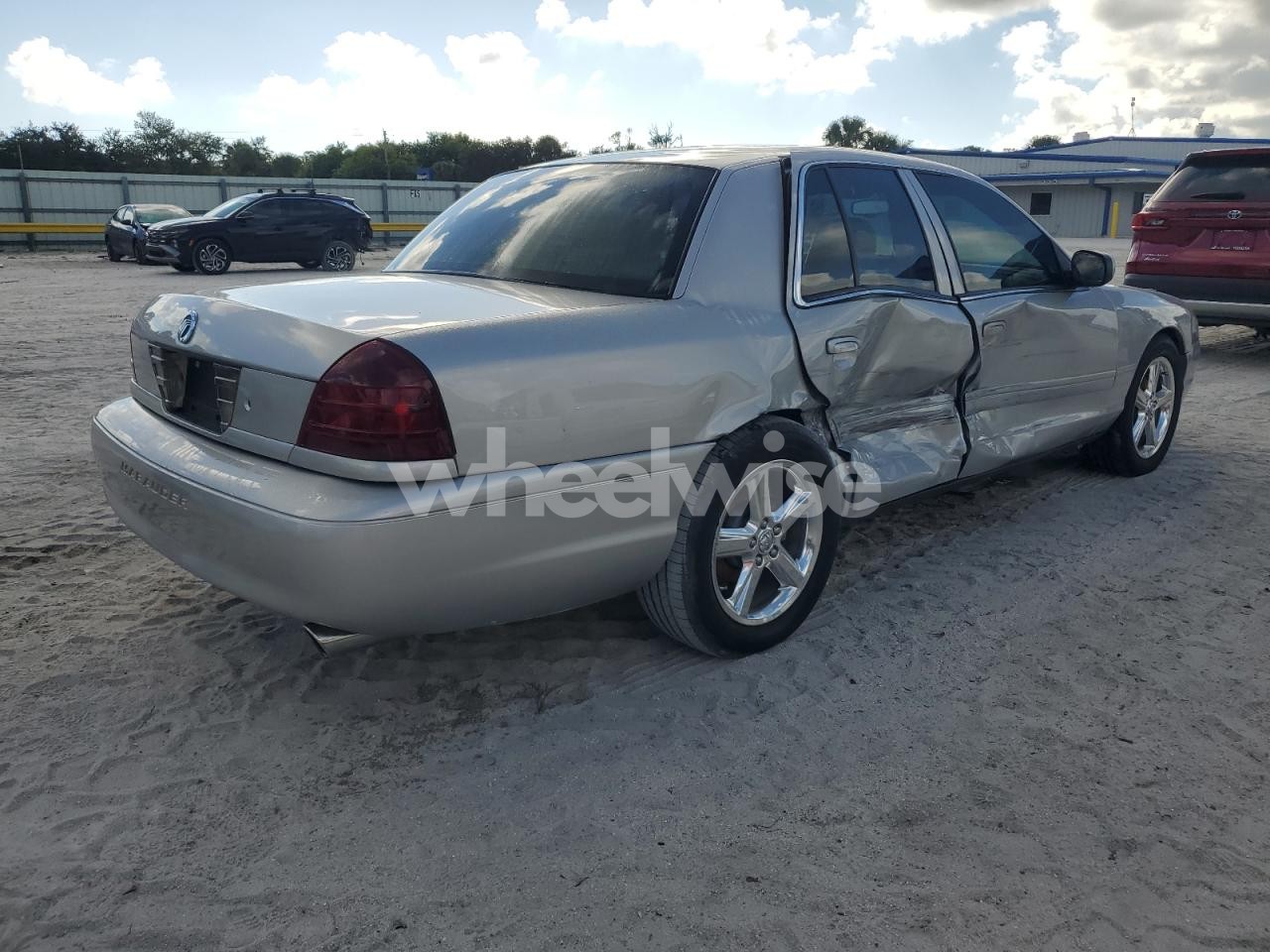 Photo 3 of 2004 MERCURY MARAUDER (VIN 2MHHM79V64X670658)