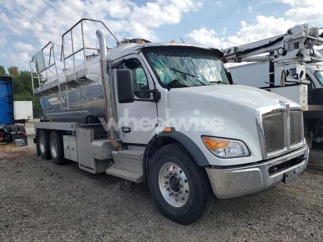 Photo 2 of 2024 KENWORTH C500 VACUUM TRUCK N/A (VIN 2NK5LJ0X1RM366502)