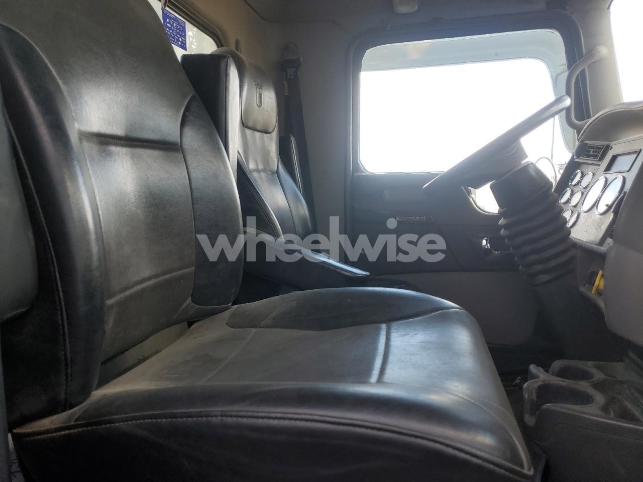 Photo 6 of 2020 KENWORTH T300 BUCKET TRUCK (VIN 2NKHHJ7X3LM371809)