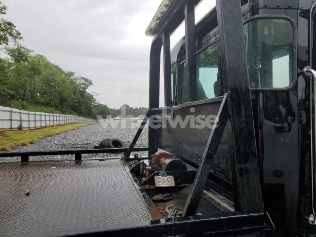 Photo 4 of 2019 KENWORTH CONSTRUCTION T270 (VIN 2NKHHM6X1KM304272)