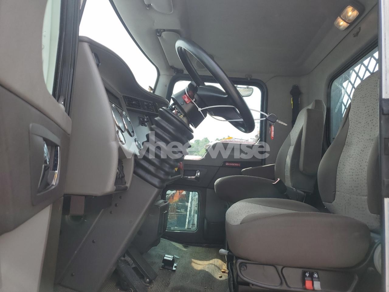 Photo 7 of 2019 KENWORTH CONSTRUCTION T270 (VIN 2NKHHM6X6KM361891)