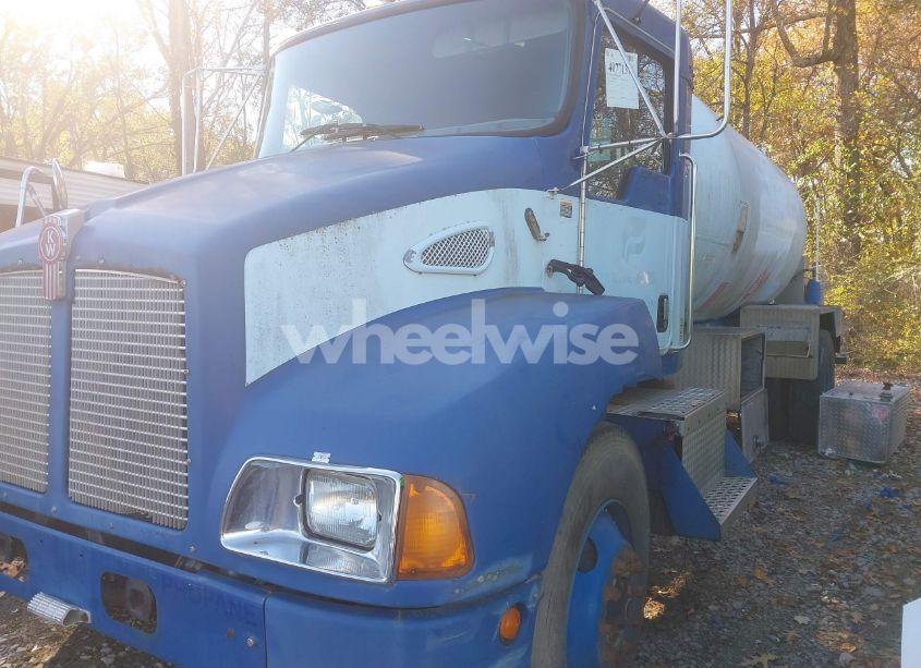 Photo 2 of 2004 Kenworth Construction T300 (VIN 2NKMHD7X94M050049)