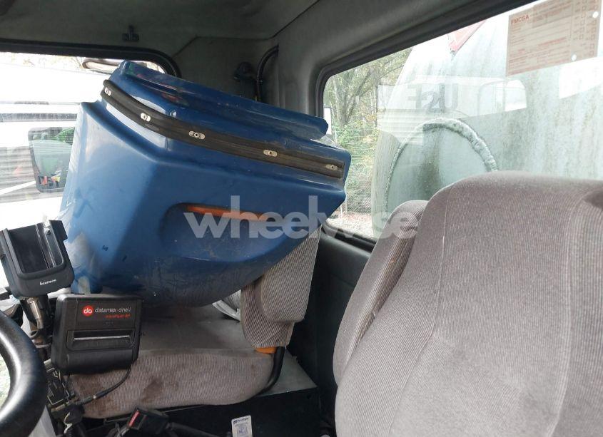 Photo 6 of 2004 Kenworth Construction T300 (VIN 2NKMHD7X94M050049)