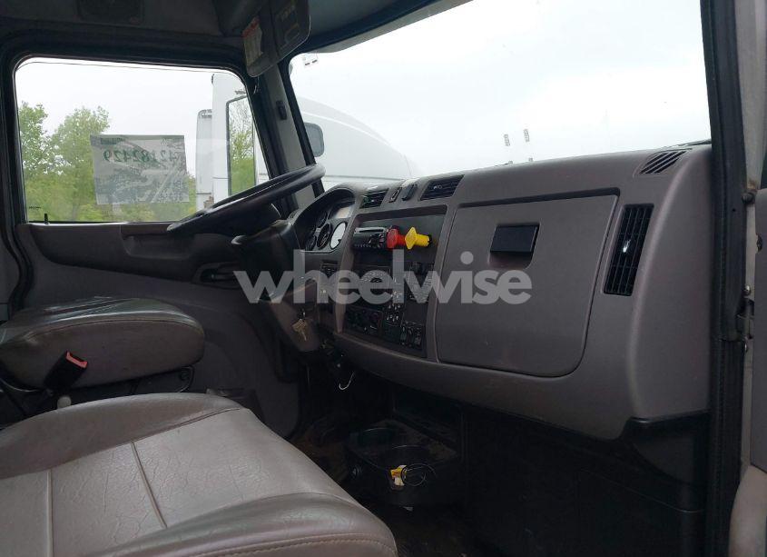 Photo 7 of 2015 Peterbilt 348 N/A (VIN 2NP3LJ9X3FM280091)