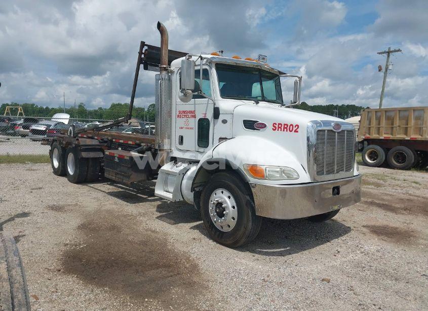 2005 Peterbilt 335 N/A (VIN 2NPLLZ0X05M882523) main photo