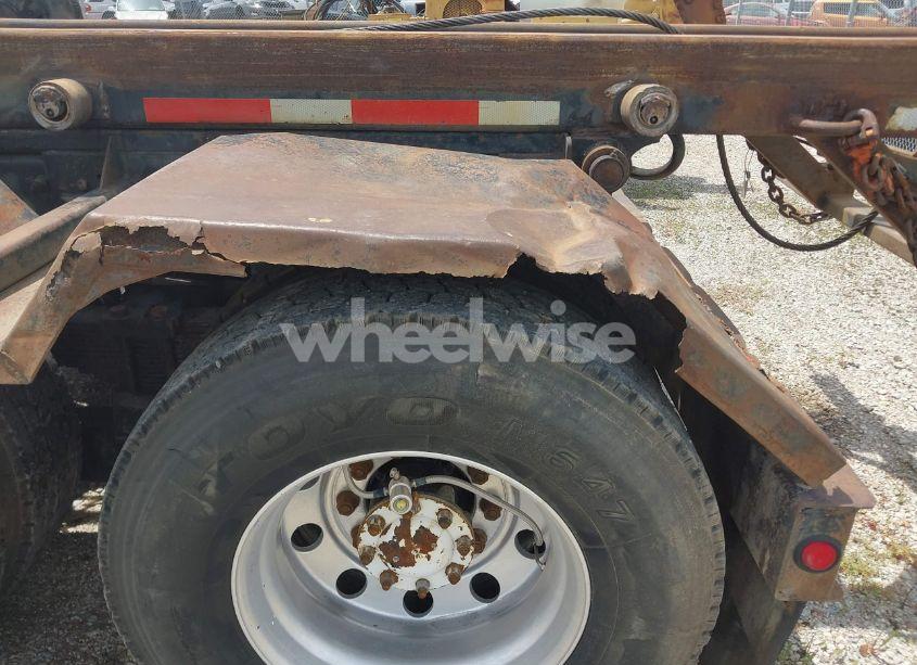 Photo 11 of 2005 Peterbilt 335 N/A (VIN 2NPLLZ0X05M882523)