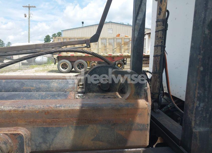 Photo 12 of 2005 Peterbilt 335 N/A (VIN 2NPLLZ0X05M882523)