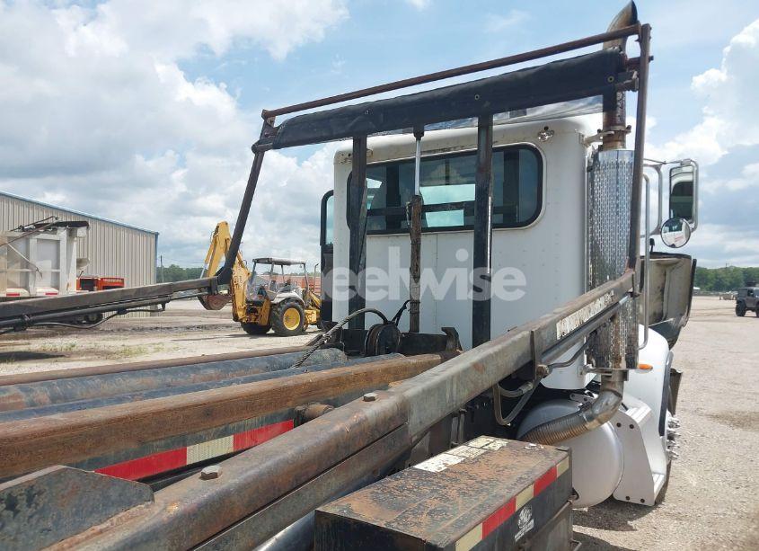 Photo 13 of 2005 Peterbilt 335 N/A (VIN 2NPLLZ0X05M882523)