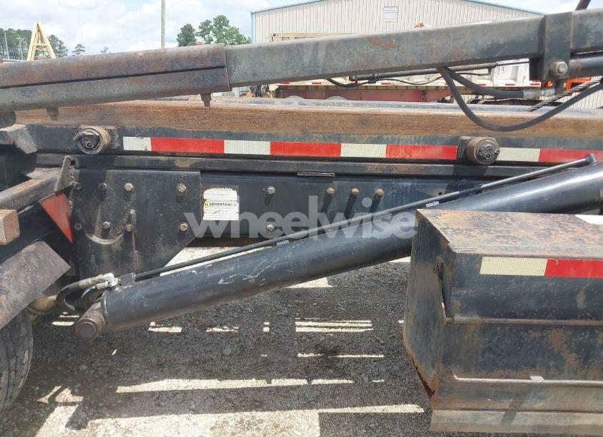 Photo 14 of 2005 Peterbilt 335 N/A (VIN 2NPLLZ0X05M882523)