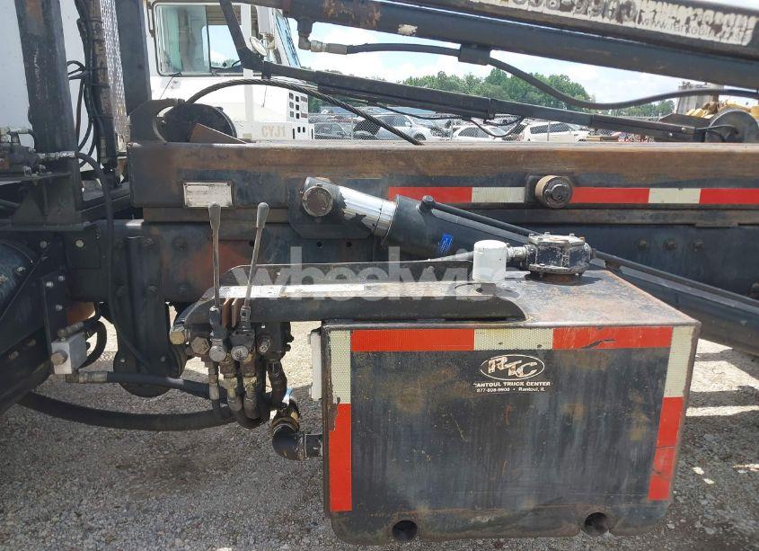 Photo 15 of 2005 Peterbilt 335 N/A (VIN 2NPLLZ0X05M882523)