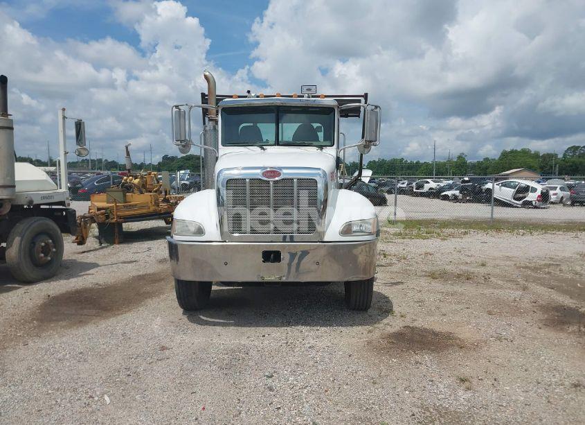 Photo 16 of 2005 Peterbilt 335 N/A (VIN 2NPLLZ0X05M882523)