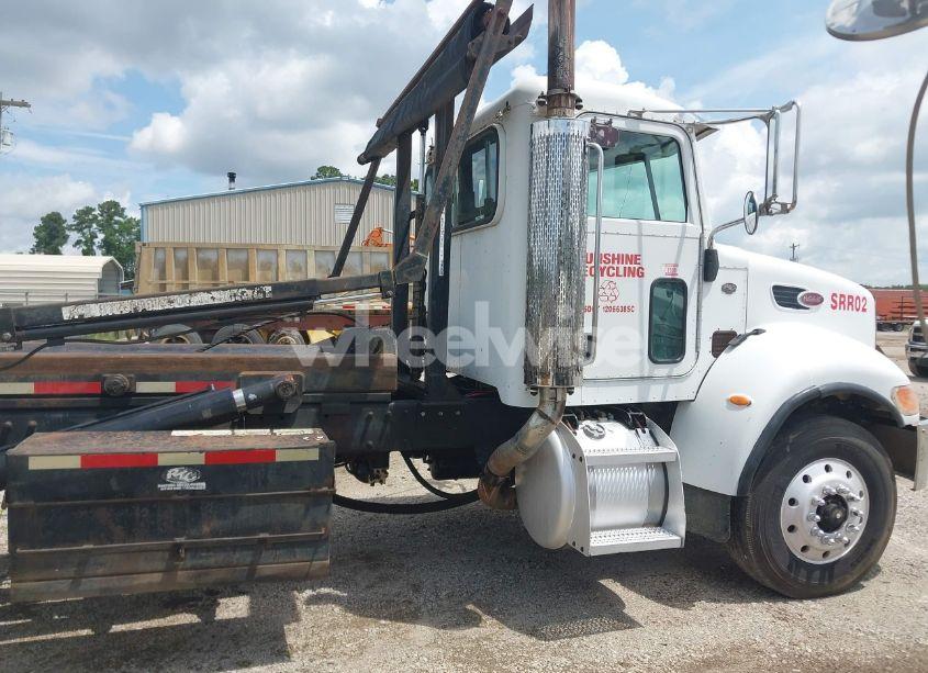 Photo 17 of 2005 Peterbilt 335 N/A (VIN 2NPLLZ0X05M882523)