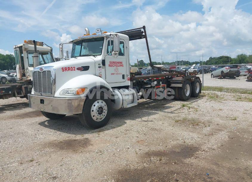 Photo 2 of 2005 Peterbilt 335 N/A (VIN 2NPLLZ0X05M882523)