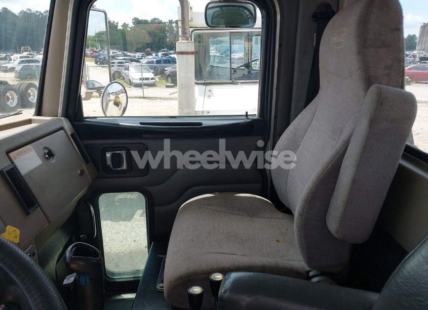 Photo 21 of 2005 Peterbilt 335 N/A (VIN 2NPLLZ0X05M882523)