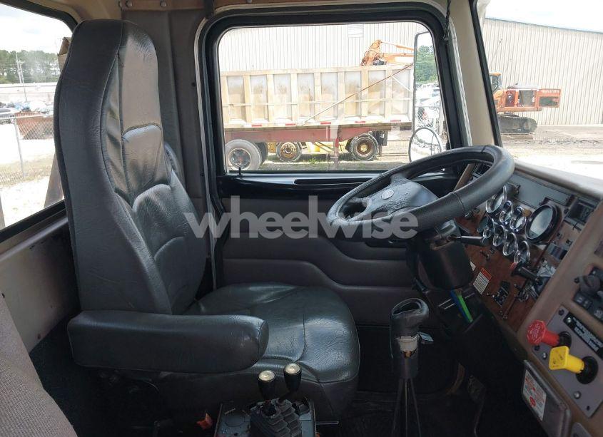 Photo 23 of 2005 Peterbilt 335 N/A (VIN 2NPLLZ0X05M882523)