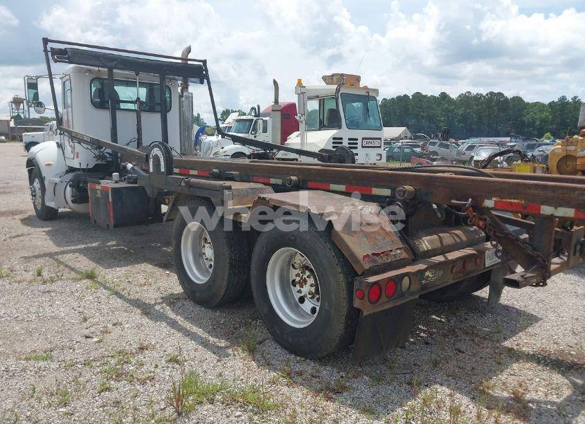 Photo 3 of 2005 Peterbilt 335 N/A (VIN 2NPLLZ0X05M882523)