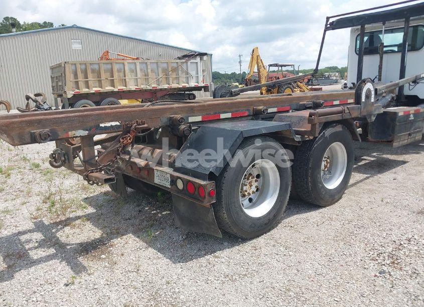 Photo 4 of 2005 Peterbilt 335 N/A (VIN 2NPLLZ0X05M882523)