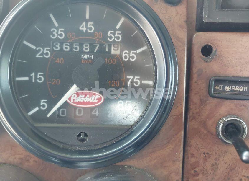 Photo 5 of 2005 Peterbilt 335 N/A (VIN 2NPLLZ0X05M882523)