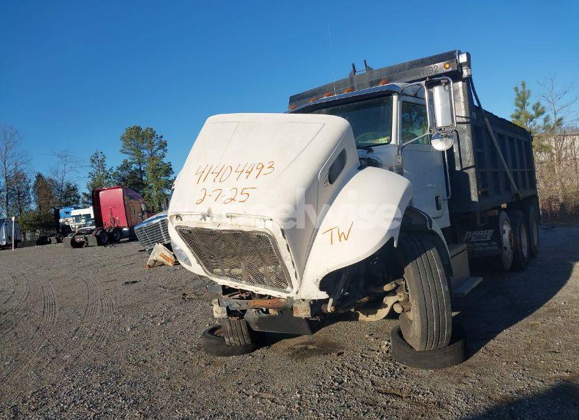 Photo 2 of 2007 Peterbilt 335 N/A (VIN 2NPLLZ9X97M689180)