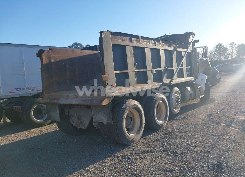 Photo 4 of 2007 Peterbilt 335 N/A (VIN 2NPLLZ9X97M689180)